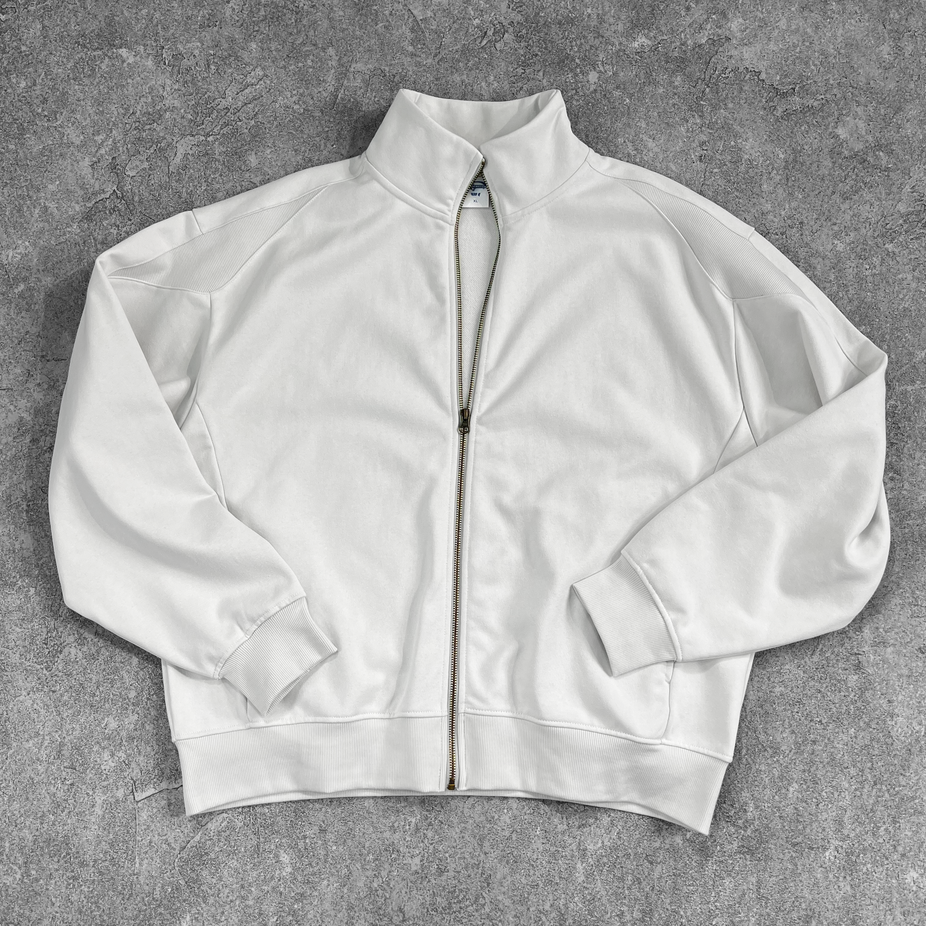 สีเทาขาว