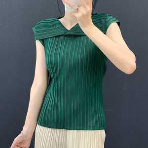 Vente directe d'usine, t-shirt décontracté pour femme, col en V, manches courtes, couleur unie, design plissé vintage Miyake - Product Image 2