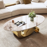 Table basse ovale en pierre frittée, base contemporaine en acier inoxydable doré, pièce maîtresse moderne pour salon
