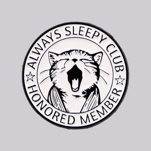 ALWAYS SLEEPY CLUB Spilla in smalto a forma di gatto carino, distintivo da risvolto per zaino, accessori per abbigliamento, gioielli a tema animale, regalo - Product Image 1
