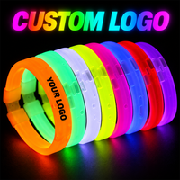 Bracelets lumineux personnalisés en gros avec logo, 8 couleurs, bracelets fluorescents à trois tubes, accessoires de fête pour concerts et événements