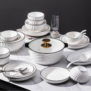 Ensemble de bols et assiettes en céramique personnalisés, blancs, avec bordure noire et motif croissant en relief, pour hôtels et restaurants. - Product Image 4