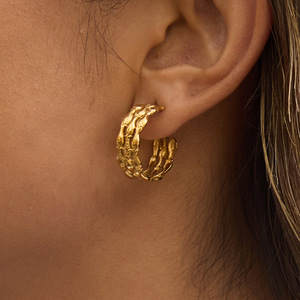 Collana con Ciondolo Impermeabile Placcato Oro 18K in Acciaio Inossidabile, Design Classico Minimalista a Forma di Pesce, Collana con Ciondolo di Lusso Leggero - Product Image 3