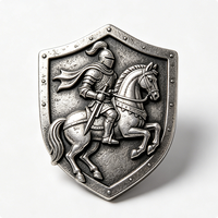 Pin Personalizado Moderno con Relieve 3D de Aleación de Zinc, Forma de Escudo de Caballero Medieval Tradicional Plateado, para el Año Nuevo Chino y el Día del Padre
