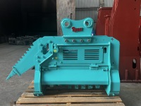 Broyeur hydraulique pour excavatrice, adapté à la taille des arbustes et au broyage des arbres sur site.