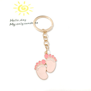 Porte-clés en alliage émaillé avec empreinte <span class=keywords><strong>de</strong></span> pied <span class=keywords><strong>de</strong></span> bébé et biberon, breloque souvenir nouveau-né, cadeau <span class=keywords><strong>de</strong></span> maternité ou <span class=keywords><strong>de</strong></span> baby shower, pendentif pour sac - Product Image 3