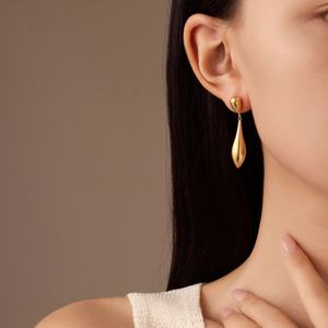 Pendientes de Lágrima Irregulares de Acero Inoxidable con Baño de Oro de 18k, Hipoalergénicos, con Grabado Personalizado, Estilo Moderno para Mujer - Product Image 2