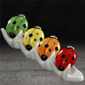 Ocarina de cerámica de 6 agujeros con diseño de mariquita colorida, al por mayor, para principiantes y niños, instrumento musical de aprendizaje temprano. - Product Image 2