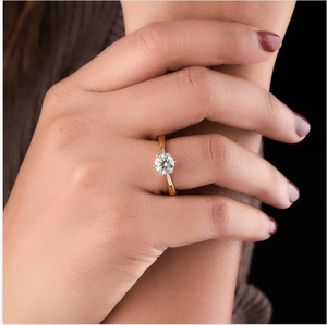 Anillo de diamante solitario de corte brillante redondo de lujo con diseño minimalista ideal para compromisos y ceremonias de boda de la India - Product Image 3