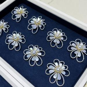 Broche en perle d'eau de mer blanche australienne pour femmes, design papillon mignon et élégant, broche élégante pour les occasions de cadeaux - Product Image 1