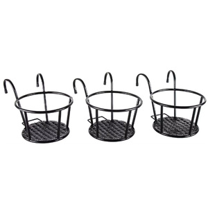 Cestas colgantes <span class=keywords><strong>de</strong></span> arte del <span class=keywords><strong>hierro</strong></span>, soporte para maceta para jardín, fácil montaje sobre valla <span class=keywords><strong>de</strong></span> riel <span class=keywords><strong>de</strong></span> Metal, jardineras duraderas con recubrimiento en polvo negro - Product Image 1