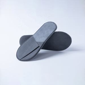 Pantoufles d'hôtel jetables en tissu non tissé de spa blanc personnalisé 100% dégradables et antidérapantes - Product Image 4