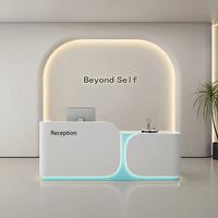 Bureau d'accueil moderne laqué, minimaliste et haut de gamme, style luxe léger, pour salons de beauté, magasins de vêtements, centres de bien-être, cabinets dentaires