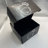 Caja de Cartón Corrugado Reciclable para Sombreros, con Recubrimiento UV Completo, Lámina Dorada y Barnizado