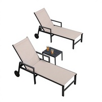 Chaise longue d'extérieur avec accoudoirs, dossier réglable, assise en maille, roues et structure métallique pour piscine et patio