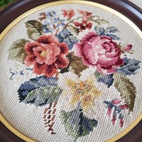 Bouquet floral vintage, broderie sur bois encadrée, art coloré rose rouge, décoration murale circulaire, artisanat en bois