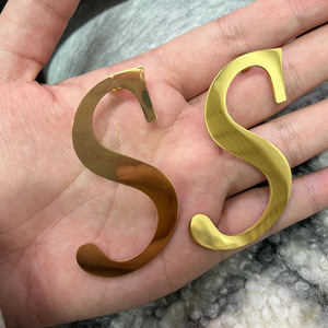 स प्रमाणन वैलेंटाइन डे उपहार व्यक्तिगत स्टेनलेस स्टील सोने की प्लेटिंग कस्टम बड़े अक्षर नाम प्रारंभिक स्टड इयररिंग्स - Product Image 3