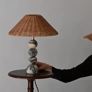 Lámpara de Mesa Moderna de Lujo Estilo Americano, Base E26, Alimentación CA, Lámpara Decorativa para Sala de Estar, Dormitorio y Mesita de Noche - Product Image 1