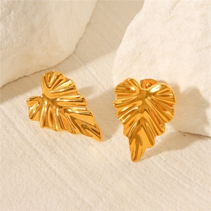 Orecchini a Foglia Piegati in Acciaio Inossidabile Placcato Oro 18k, Lussuosi e di Tendenza, Ispirati alla Natura - Product Image 3