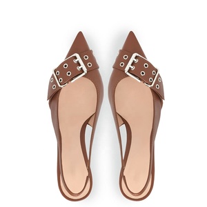 Décolleté con <span class=keywords><strong>tacco</strong></span> gattino da donna di design marrone nero bianco con slingback con occhielli 2024 - Product Image 3