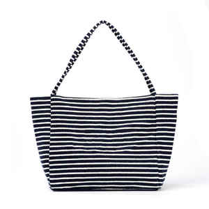 Sac fourre-tout de plage spacieux en tissu éponge rayé noir et blanc doux pour femmes, avec logo personnalisé - Product Image 3