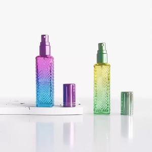 Flacon pulvérisateur de parfum cosmétique en verre rectangulaire dégradé de 15 ml, rechargeable, avec couvercle, motif gaufré unique et avancé - Product Image 3