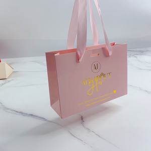 Sac en papier rose de luxe avec logo personnalisé en feuille d'or pour l'emballage de bijoux, de cosmétiques et de lunettes, avec poignée en ruban - Product Image 2