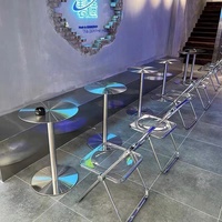 Chaise pliante en polycarbonate transparent bleu avec cadre en métal empilable portable pour une utilisation extérieure intérieure