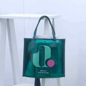 Sacs fourre-tout souples haut de gamme pour femmes en PVC et PU avec poignée, sac à bandoulière pour femmes avec logo imprimé, sac de yoga durable en PVC pour usage quotidien - Product Image 3