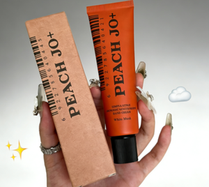 Crème pour les mains minimaliste PEACH JO+ Peach Blossom Pro-Xylane, parfum Musc Blanc, pour hydrater et parfumer la peau des femmes - Product Image 5