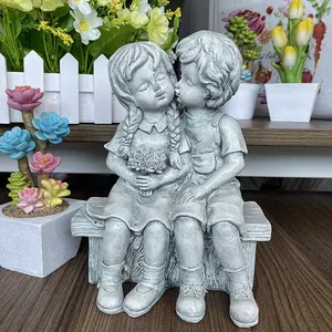 Patung dekorasi luar ruangan anak laki-laki dan perempuan Resin Kissing indah