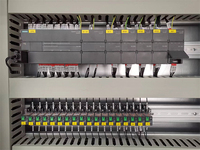 Armoire de commande PLC basse tension à prix d'usine avec boîtier de distribution HMI et protection contre les surcharges et les surtensions en acier inoxydable