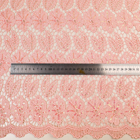 Tissu de dentelle guipure brodé de fleurs roses personnalisées avec perles et sequins, tissu de dentelle à sequins roses pour la haute couture de luxe