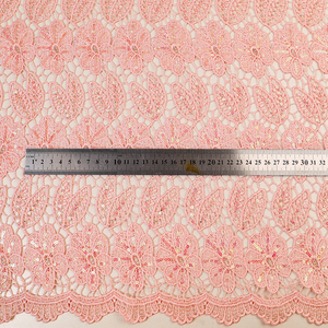 Maßgefertigter Rosa Blumen-Perlenstickerei-Stoff mit floralen Pailletten, indischer Guipure-Spitze und Stickerei für Kleidung und Kleider - Product Image 4