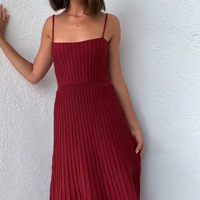 Robe longue sirène rayée en maille côtelée à col carré, avec boutons décoratifs et bretelles, idéale pour les trajets quotidiens et les vacances