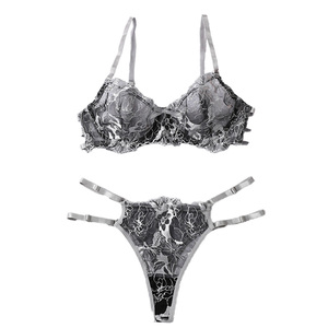 Set <span class=keywords><strong>Intimo</strong></span> Sexy Nero e Grigio con Motivo Floreale in Pizzo Ecologico, Bralette Modellante e <span class=keywords><strong>Perizoma</strong></span>, Lingerie Trasparente da Donna in Due Pezzi - Product Image 6