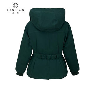 Blouson matelassé utilitaire <span class=keywords><strong>vert</strong></span> foncé pour homme avec capuche amovible, ceinture à la taille et poches métalliques - Product Image 3