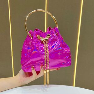 Sac seau holographique rose tendance avec anse en anneau doré et décoration de chaîne à pompons pour soirée - Product Image 1