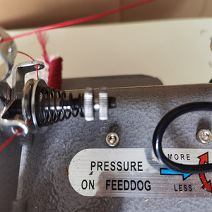 เครื่องเย็บผ้าโอเวอร์ล็อคแบบเข็มเดี่ยว รุ่น RN-2502D ความเร็วสูง สำหรับเย็บขอบพรมปูพื้นรถยนต์ วัสดุหนา  ระบบคอมพิวเตอร์ควบคุมการเย็บแบบเดินเท้า - Product Image 2