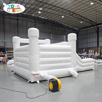 Château gonflable tout blanc avec double toboggan et piscine à balles, qualité commerciale, pour location événementielle