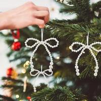 Offre Spéciale Décoration de Noël pour la Maison : Mini Pendentif Scène Festive avec Perle, Nœud et Flocon de Neige pour Arbre de Noël
