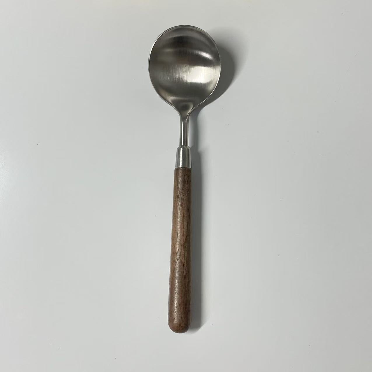 Mango de madera de nogal mate 304: cuchara de sopa redonda