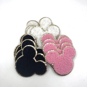Venta al por mayor Logotipo de diseñador personalizado brillo Chenille bordado hierro parches en forma de corazón flor con diamantes de imitación cuentas Decoración - Product Image 3