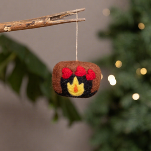 Adorno navideño de fieltro para chimenea, para colgar en el árbol de Navidad, hecho a mano por un artesano nepalí con lana de Nueva Zelanda. - Product Image 1