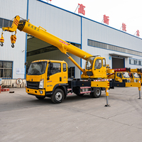 Camion-grue Sinotruk HOWO avec châssis 10T, flèche télescopique droite, commande hydraulique à distance