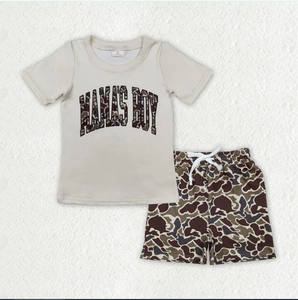 Conjunto de Ropa de Verano para Niños BSSO1901 MAMAS BOY, Camiseta y Pantalones Cortos Marrones con Estampado de Camuflaje - Product Image 1