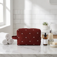 OEM Maßgefertigte Designer-Kosmetiktasche, Leichte Modische Schöne Schleife Gesteppte Toilettentasche für Frauen