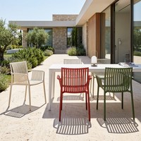 Chaise de salle à manger en plastique empilable, personnalisable, durable, en polypropylène PP, à quatre couleurs, avec dossier à lattes, style nordique, pour intérieur et extérieur, OEM disponible