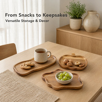 Plateau de service artisanal en bois d'acacia naturel, forme irrégulière, écologique et durable, avec logo personnalisé, idéal pour les collations et les fruits.