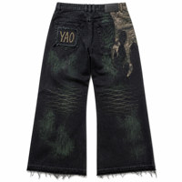 Jeans homme coupe large 14oz personnalisés en denim noir avec patchwork camouflage vert, déchirés, usés et à ourlet effiloché – Fabricant